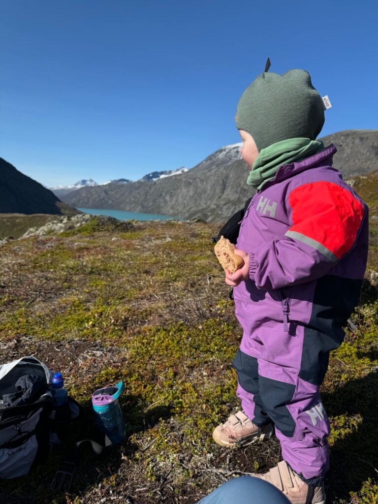 Bilde av barnet til Cecilie ute på fjelltur