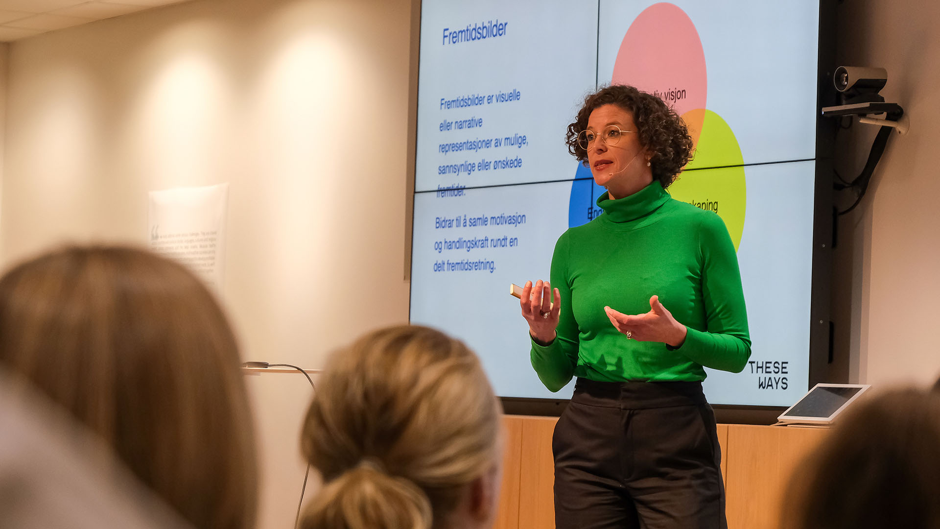 Bilde: Hallvard Barca Hjetland fra These Ways presenterer rapporten for Bergen Næringsråd