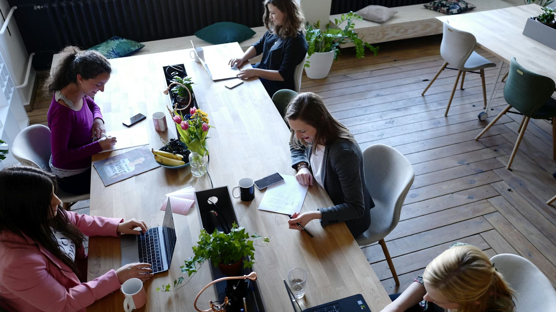 Bilde: Hallvard Barca Hjetland fra These Ways presenterer rapporten for Bergen Næringsråd